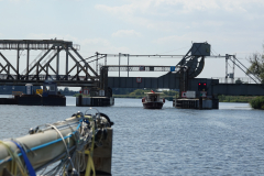 Die niedrige Eisenbahnbrücke über die Regalica (Oder-Zubringer Stettin) ist gesperrt. Man muss den Klappbrückenteil benutzen.